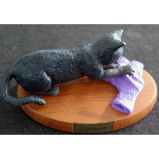 Figurine de Chat en résine : Le piétinement