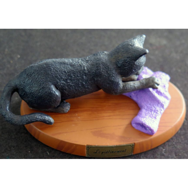 Figurine de Chat en résine : Le piétinement