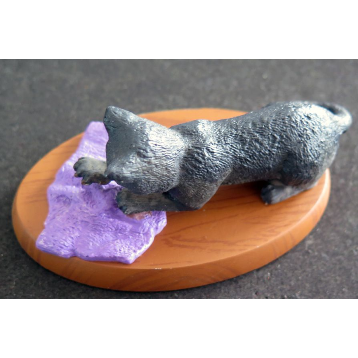 Figurine de Chat en résine : Le piétinement