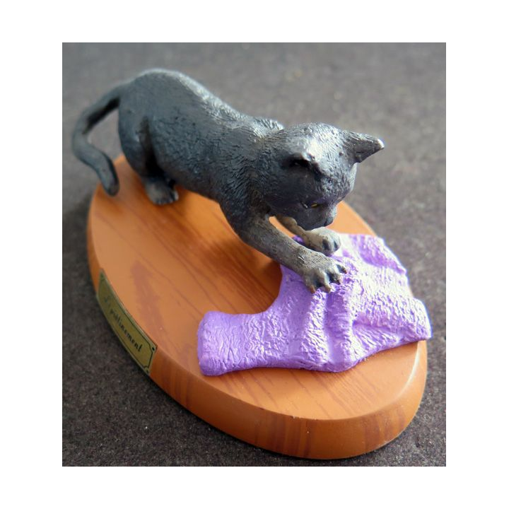 Figurine de Chat en résine : Le piétinement