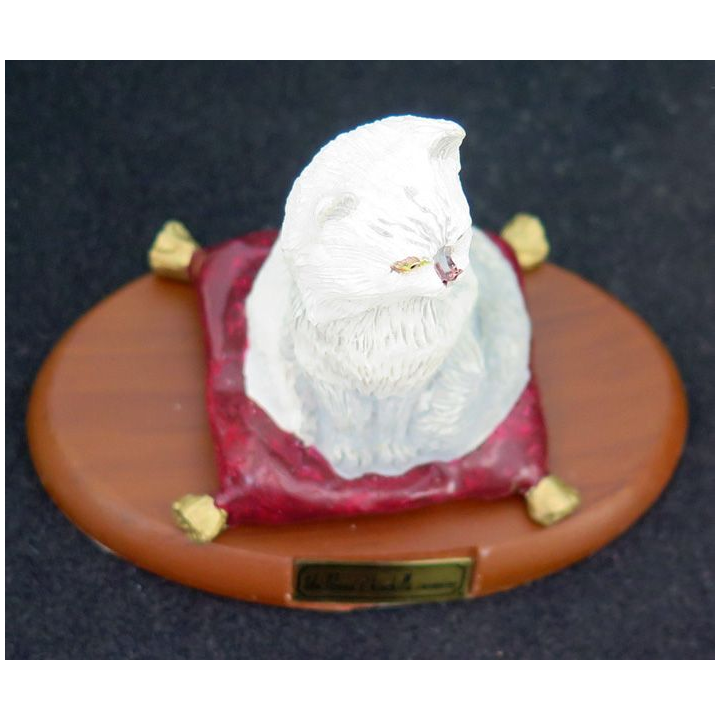Figurine de Chat en résine : Un Persan  Chinchilla casanier