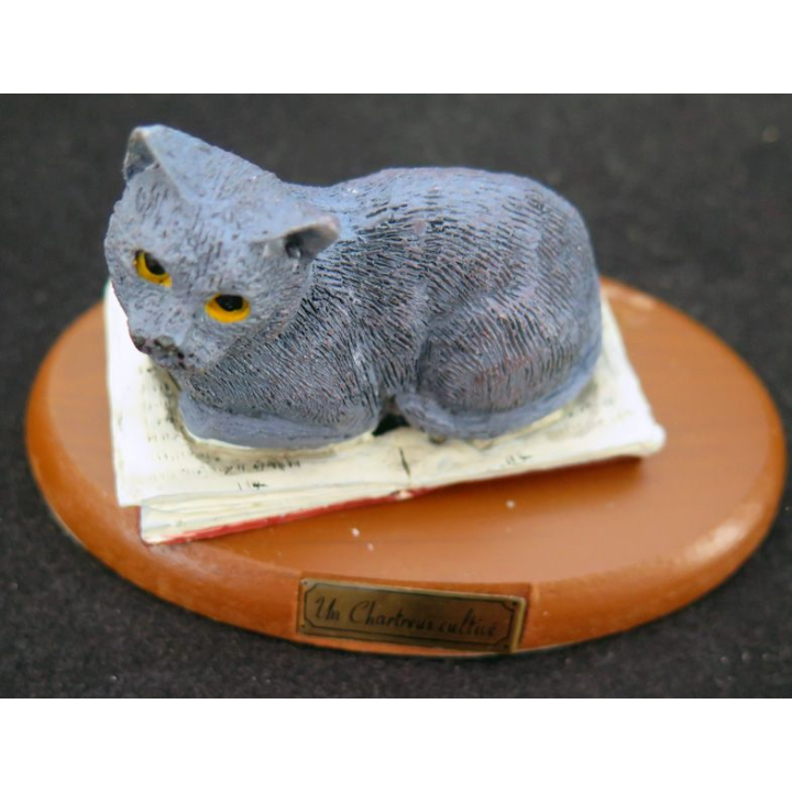 Figurine de Chat en résine : Un Chartreux cultivé