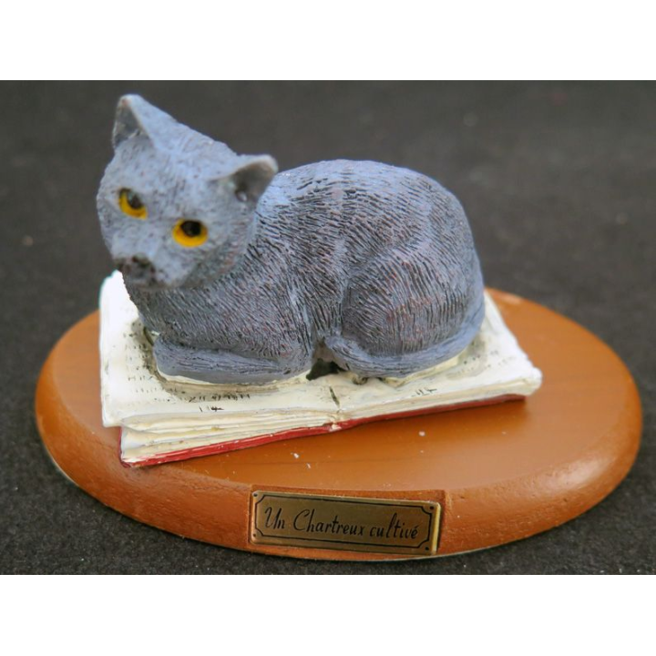 Figurine de Chat en résine : Un Chartreux cultivé