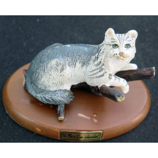 Figurine de Chat en résine : Un maine coon indépendant