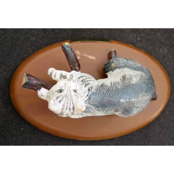 Figurine de Chat en résine : Un maine coon indépendant