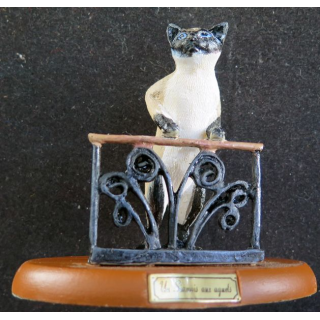 Figurine de Chat en résine : Un siamois aux aguets