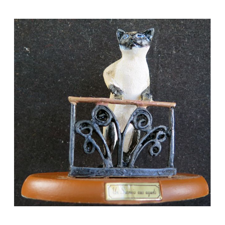 Figurine de Chat en résine : Un siamois aux aguets