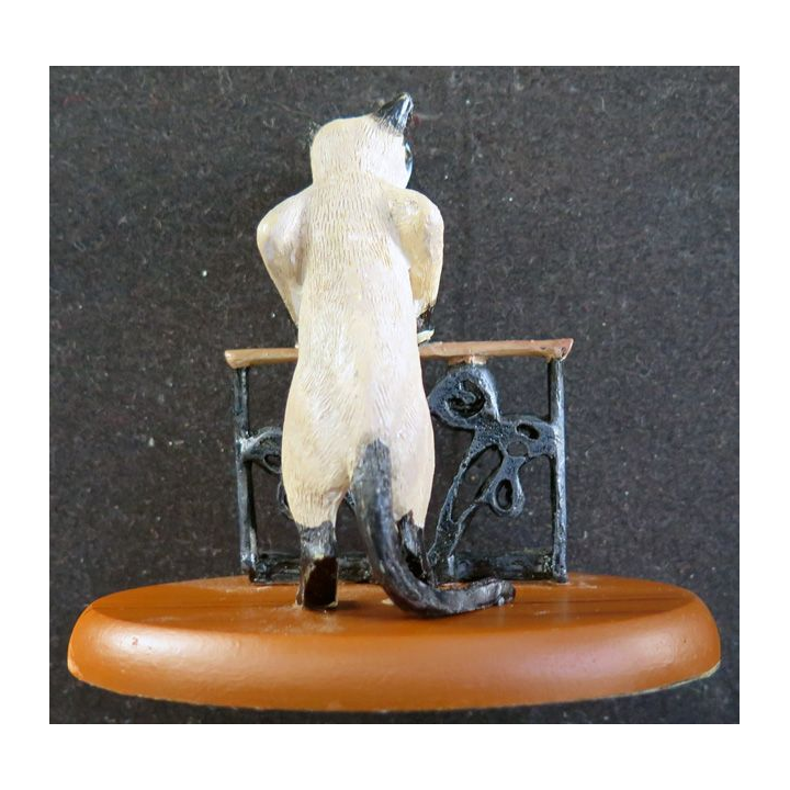 Figurine de Chat en résine : Un siamois aux aguets