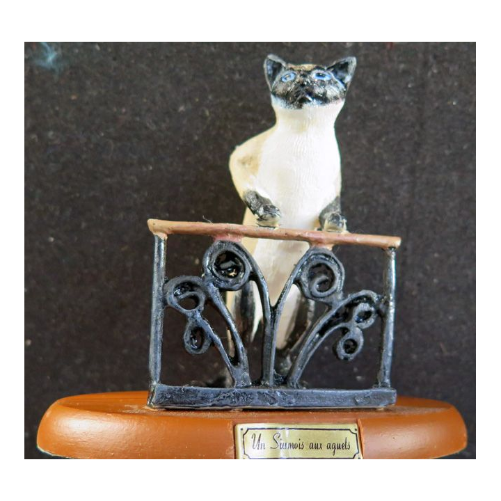 Figurine de Chat en résine : Un siamois aux aguets