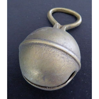 Grelot bronze ou laiton ? pèse 150 gr diamètre 4 cm 