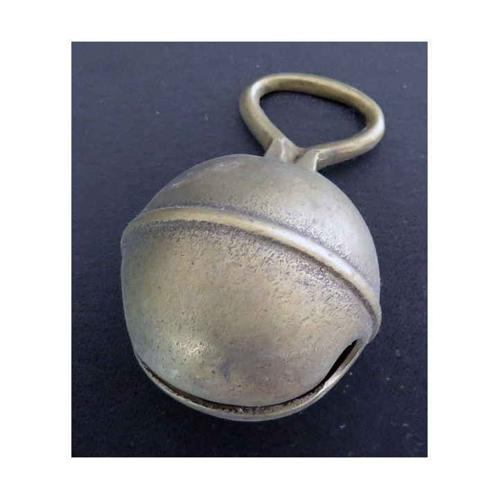 Grelot bronze ou laiton ? pèse 150 gr diamètre 4 cm 