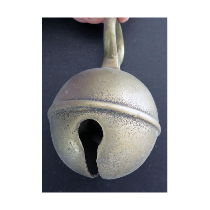 Grelot bronze ou laiton ? pèse 150 gr diamètre 4 cm 