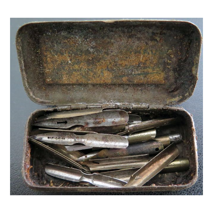 Petite boite de 32 plumes de différents modèles (Blanzy, Sergent-major ...)