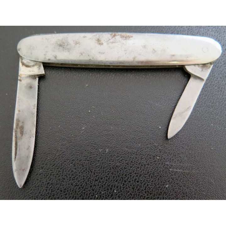 Couteau de poche argenté type cure ongle 8 cm de long