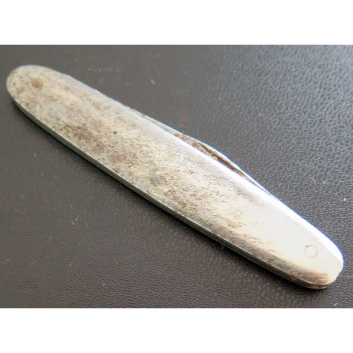 Couteau de poche argenté type cure ongle 8 cm de long