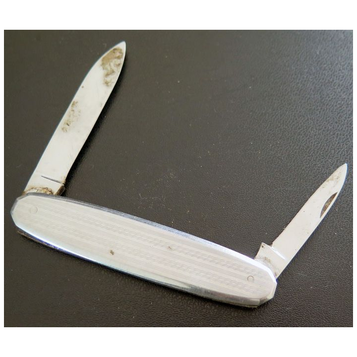 Couteau de poche argenté type cure ongle 8 cm de long