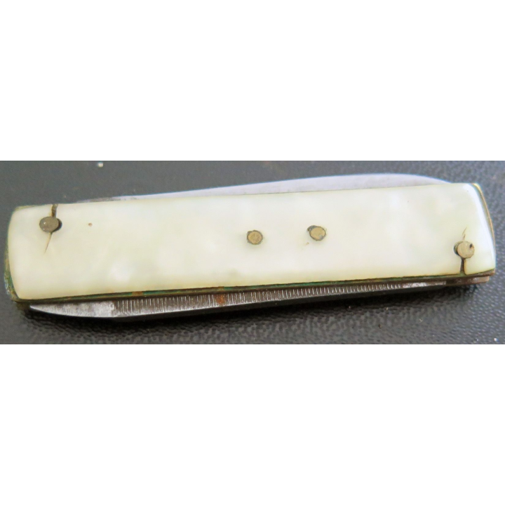 Petit cure ongle en nacre 6,2 cm