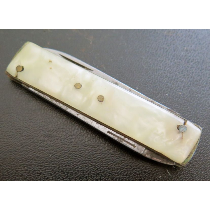 Petit cure ongle en nacre 6,2 cm