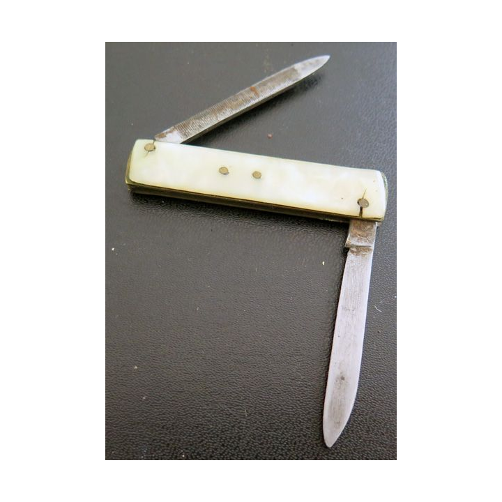 Petit cure ongle en nacre 6,2 cm