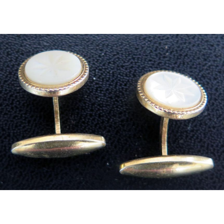 Paire de boutons de manchette en métal doré et nacre