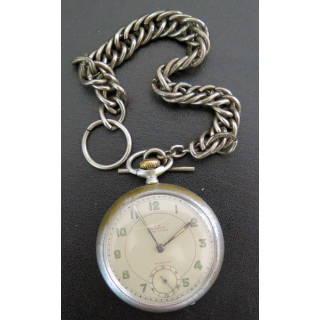  :montre à gousset en argent qui fonctionne avec chaine en métal.