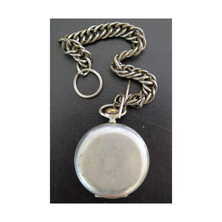  :montre à gousset en argent qui fonctionne avec chaine en métal.