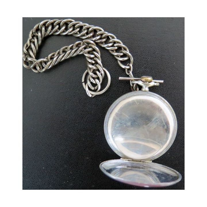  :montre à gousset en argent qui fonctionne avec chaine en métal.