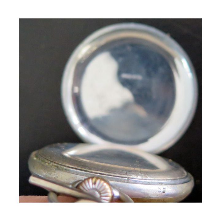  :montre à gousset en argent qui fonctionne avec chaine en métal.