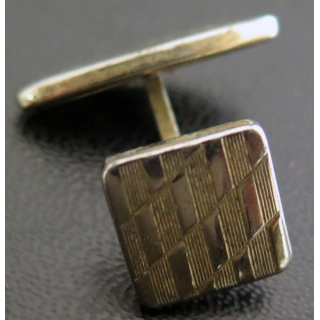1 seul bouton de manchette doré 