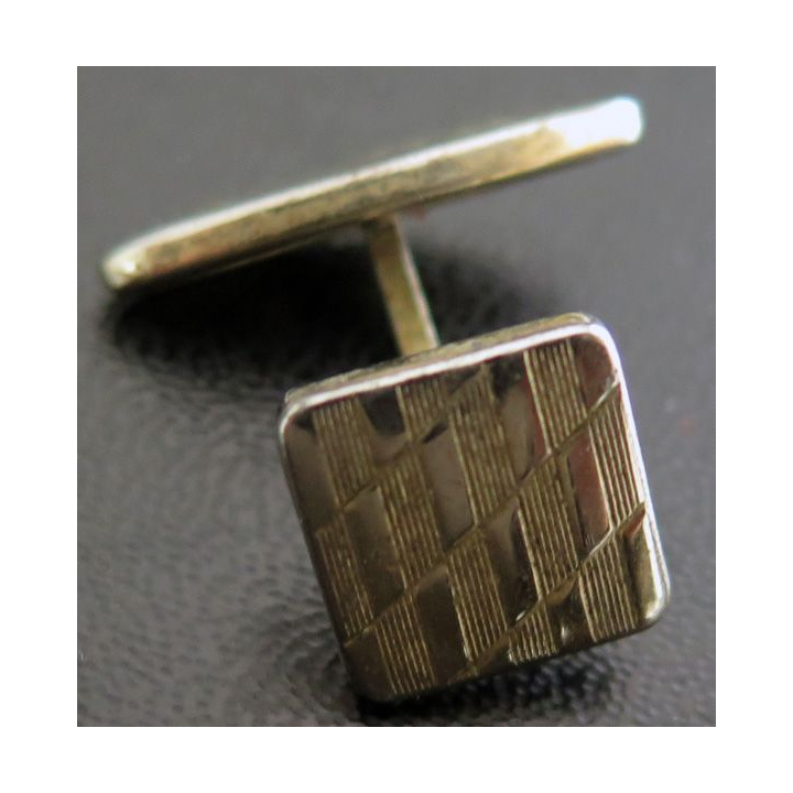 1 seul bouton de manchette doré 