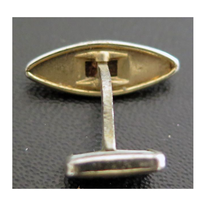 1 seul bouton de manchette doré 