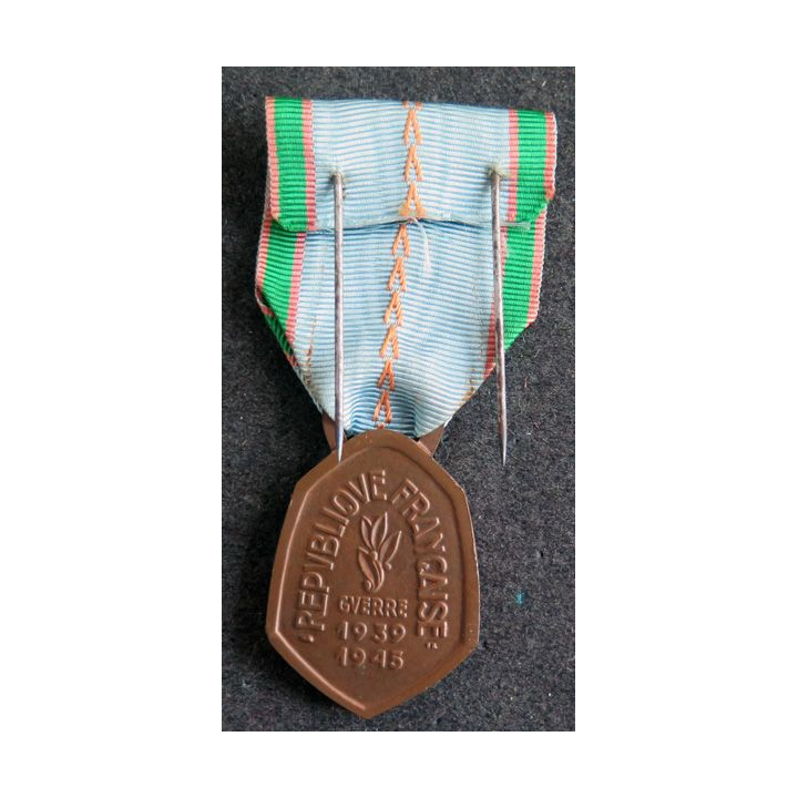 FRANCE : Médaille commémorative 1939-1945 2° guerre mondiale avec agrafe miniature " Libération " 