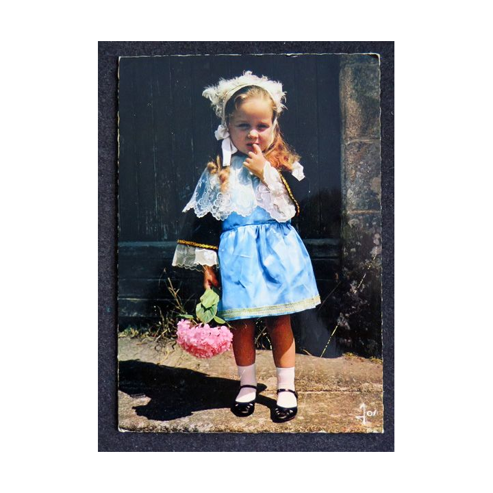 Carte Postale La Bretagne en couleurs Fillette en costume du Pays de Chateaulin