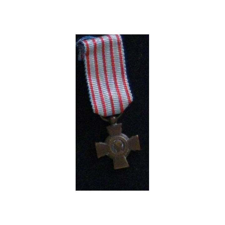 FRANCE : CROIX DES COMBATTANTS EN RÉDUCTION