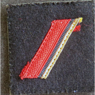 FRANCE : galon de combat de c1° Classe engagé sur fond bleu noir sur scratch