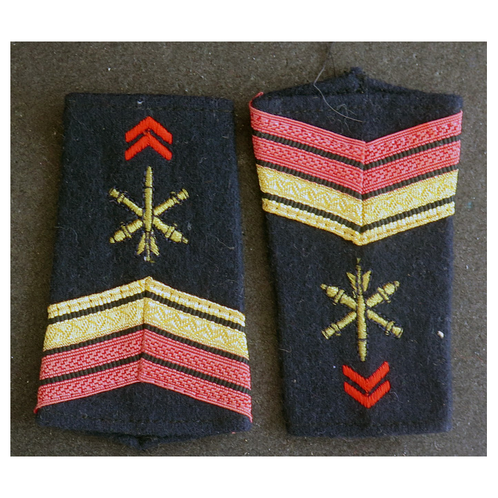Paire de fourreaux d'épaule de caporal chef  de l'Artillerie