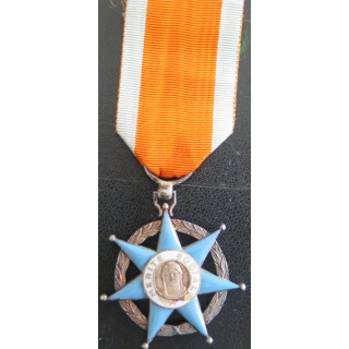 FRANCE : Médaille de chevalier de l'Ordre du Mérite Social en émail petits éclats au centre et sur une pointe