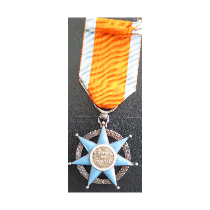 FRANCE : Médaille de chevalier de l'Ordre du Mérite Social en émail petits éclats au centre et sur une pointe