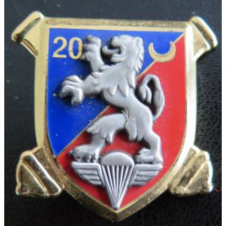Cet insigne métallique du 20° régiment d'artillerie est de fabrication Arthus Bertrand Pour les Editions Atlas.