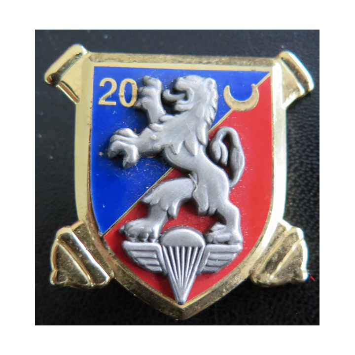 Cet insigne métallique du 20° régiment d'artillerie est de fabrication Arthus Bertrand Pour les Editions Atlas.