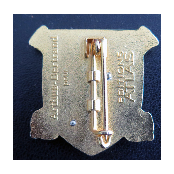 Cet insigne métallique du 20° régiment d'artillerie est de fabrication Arthus Bertrand Pour les Editions Atlas.