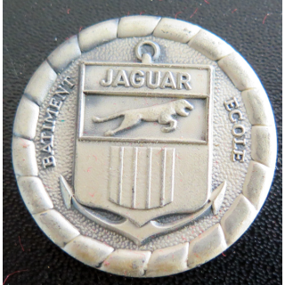 Rondache argentée du bâtiment école JAGUAR FIA