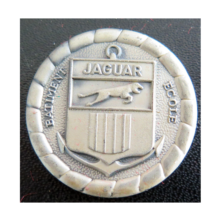 Rondache argentée du bâtiment école JAGUAR FIA