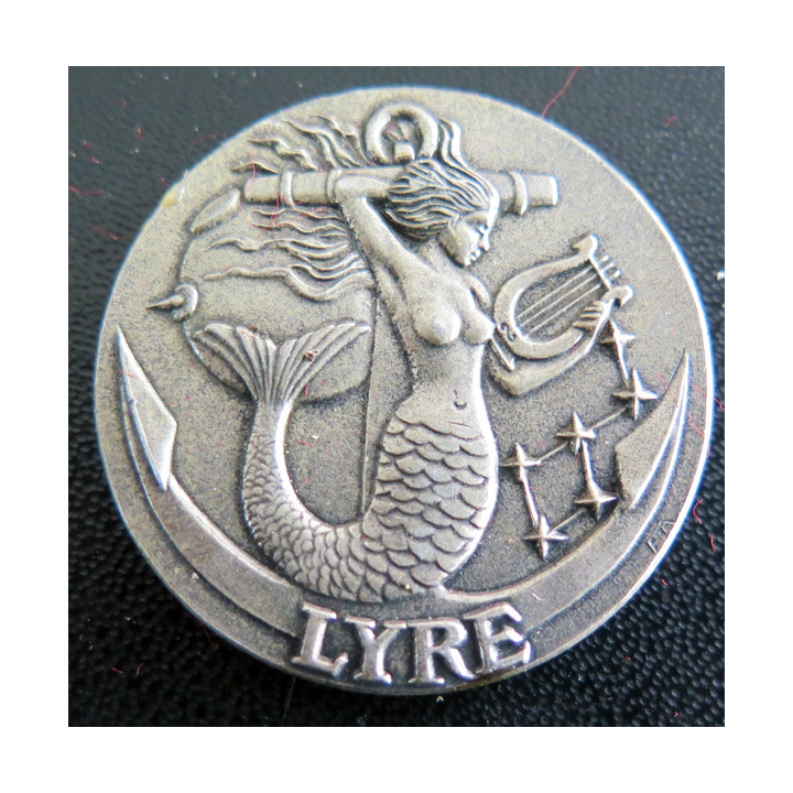 Rondache argentée du Bâtiment LYRE FIA