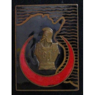 61° BG : insigne du 61° bataillon du génie en émail de fabrication Drago G. 1195 dos guilloché