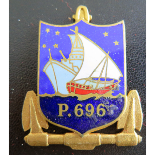 P 696 : insigne émaillé du Patrouilleur P 696 Drago Paris
