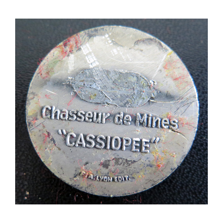 CASSIOPEE : Rondache argentée et dorée du chasseurs de mines Cassiopée FIA