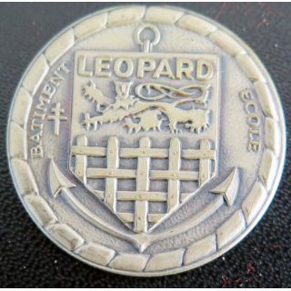LEOPARD : Rondache argentée du bâtiment école Léopard FIA