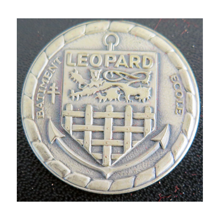 LEOPARD : Rondache argentée du bâtiment école Léopard FIA