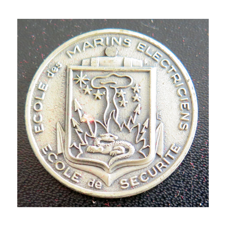 Ecole de sécurité : rondache argentée de l'école des marins électriciens FIA